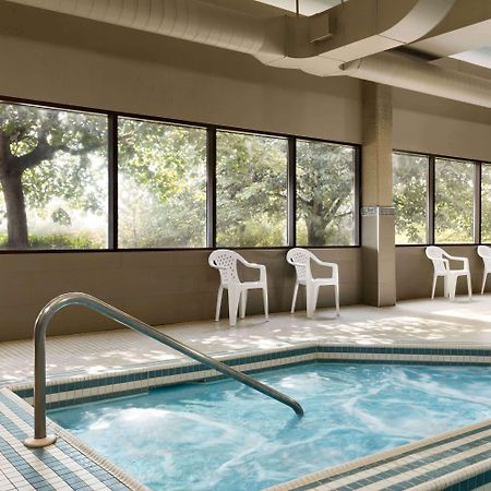 Travelodge By Wyndham Toronto East Ngoại thất bức ảnh