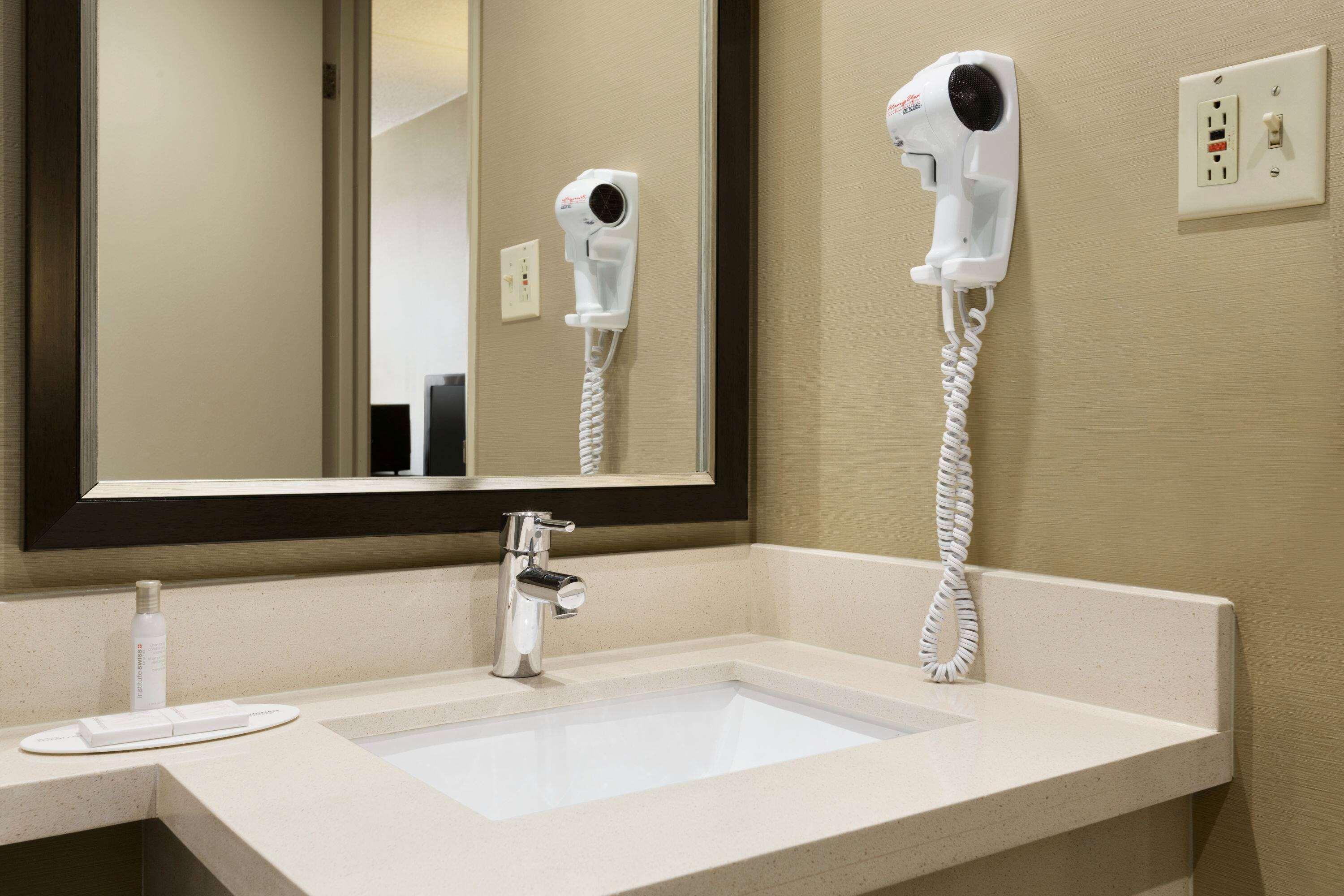 Travelodge By Wyndham Toronto East Ngoại thất bức ảnh